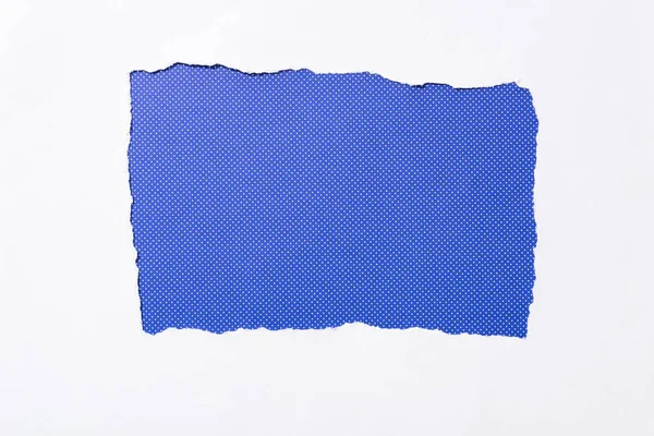 Blu elettrico punteggiato sfondo colorato in bianco strappato buco di carta — Foto stock