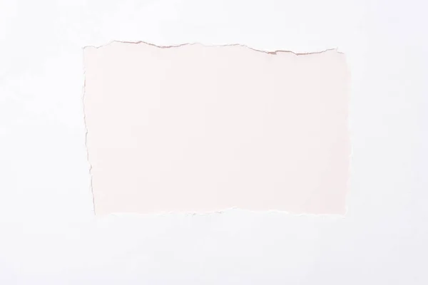 Fondo de color beige en blanco roto agujero de papel - foto de stock