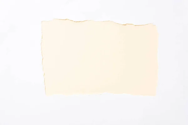 Pastel beige colorido fondo en blanco roto agujero de papel - foto de stock