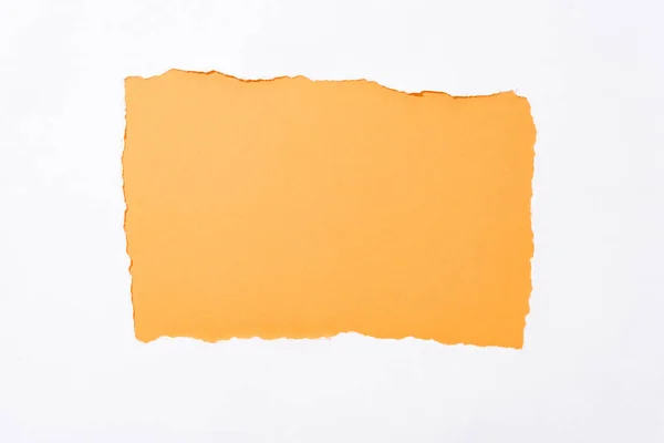 Fondo de color naranja en blanco roto agujero de papel - foto de stock