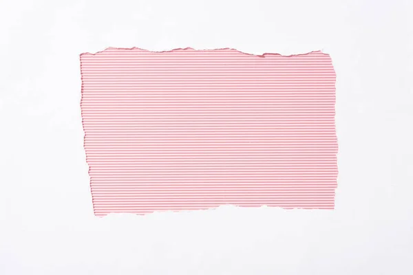 Fundo colorido listrado rosa no buraco de papel rasgado branco — Fotografia de Stock