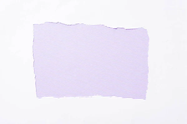 Violeta listrado colorido fundo em branco rasgado buraco de papel — Fotografia de Stock