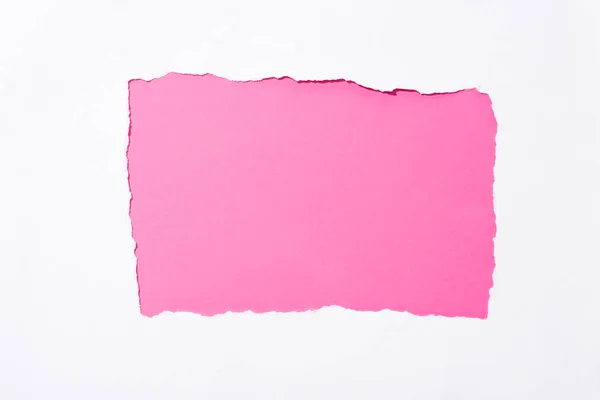 Fondo de color rosa en blanco roto agujero de papel - foto de stock