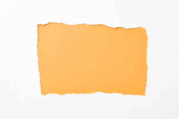 Fundo colorido laranja no buraco de papel rasgado branco — Fotografia de Stock