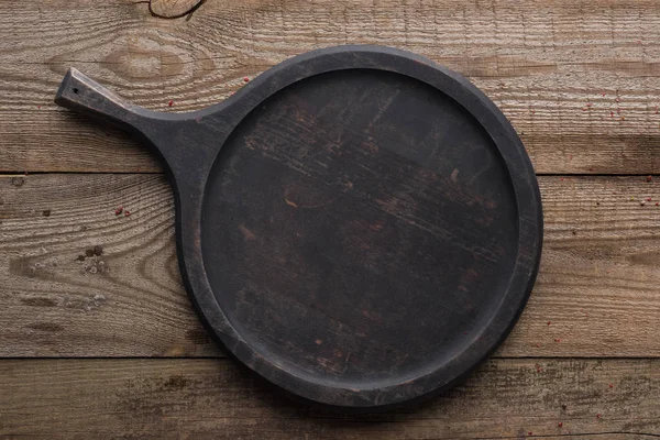 Top view of empty woode pizza pan on textured table — Stock Photo