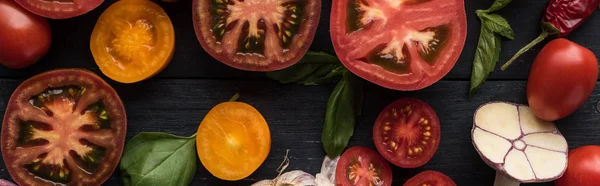 Panoramic shot of tomatoes, garlic, spinach, chilli pepper on tray on wooden table — Stock Photo