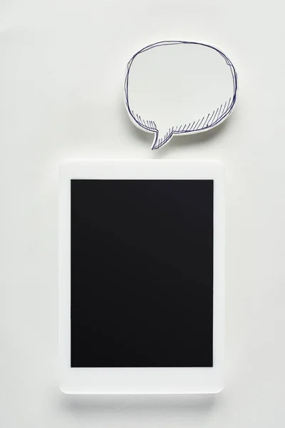 Ansicht des digitalen Tablets mit leerem Bildschirm auf weißem Hintergrund in der Nähe der Sprechblase, Cybermobbing-Konzept — Stockfoto