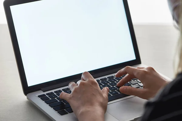 Vista recortada de niña escribiendo en el teclado del ordenador portátil, concepto de acoso cibernético - foto de stock