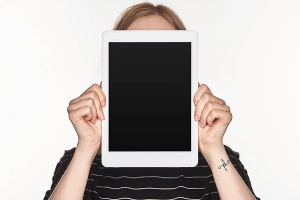 Víctima de acoso cibernético sosteniendo tableta digital con pantalla en blanco aislada en blanco - foto de stock