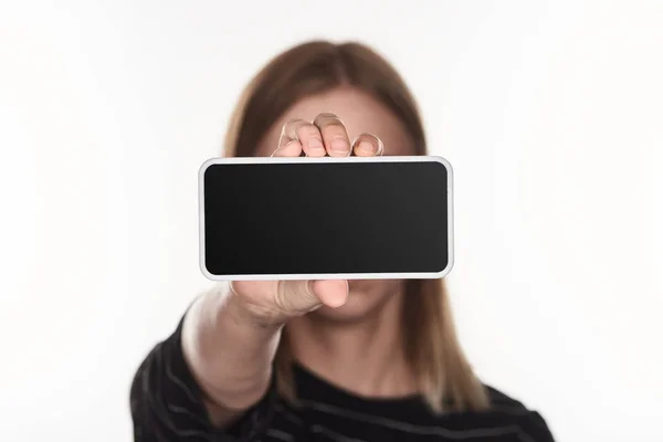 Foco seletivo da vítima de cyberbullying apresentando smartphone com tela em branco isolada no branco — Fotografia de Stock