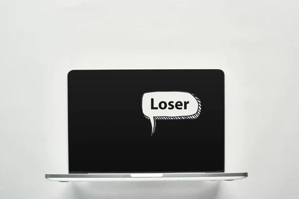 Laptop com palavra perdedora na bolha de fala no fundo branco, conceito de cyberbullying — Fotografia de Stock