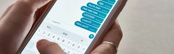 Colpo panoramico di maltrattatore inviare messaggi offensivi durante l'utilizzo di smartphone, editoriale illustrativo — Foto stock