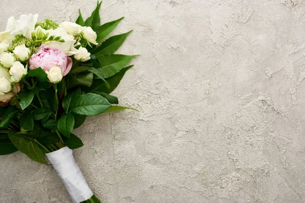 Vista superior del ramo de flores de la boda en la superficie texturizada gris - foto de stock