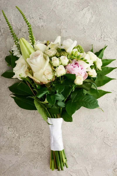 Top view of wedding bouquet with roses and eustoma flowers on textured surface — Stock Photo