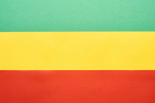 Вид сверху на красочный зеленый, желтый и красный флаг Растафари — стоковое фото