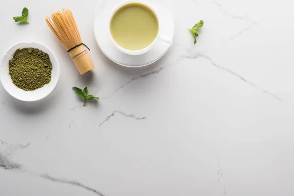 Vista superior do chá matcha verde na mesa branca com espaço de cópia — Fotografia de Stock