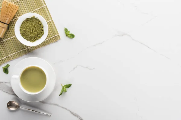 Вид зверху на зелений чай на білому столі з пробілом для копіювання — стокове фото