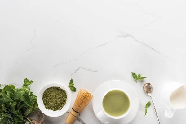 Posa piatta con tè matcha verde su tavolo bianco con spazio copia — Foto stock