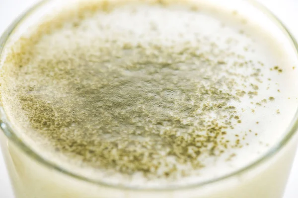 Primo piano di tè matcha verde in vetro — Foto stock