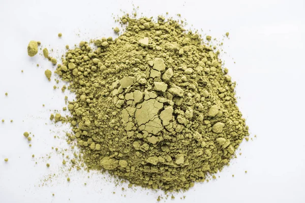 Vista dall'alto del tè verde matcha in polvere sul tavolo bianco — Foto stock