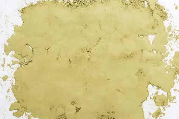 Vue du dessus de la poudre de thé matcha vert sur table blanche — Photo de stock