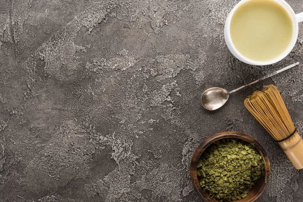 Vue du dessus du thé vert matcha sur table en pierre sombre — Photo de stock