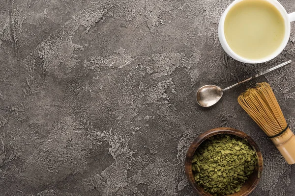 Ansicht von Matcha-Grüntee auf dunklem Steintisch — Stockfoto