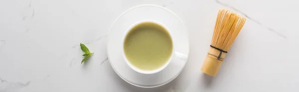 Posa piatta con tazza di tè matcha verde sul tavolo bianco — Foto stock