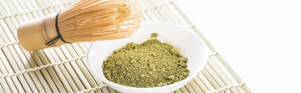 Chá matcha verde tradicional com batedor na esteira de bambu — Fotografia de Stock