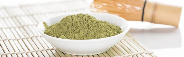 Traditioneller grüner Matcha-Tee mit Schneebesen auf Bambusmatte — Stockfoto