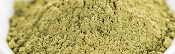 Close up de pó de chá verde matcha na tigela — Fotografia de Stock