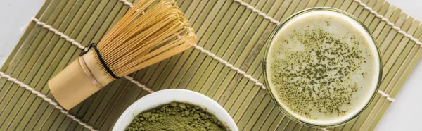 Blick von oben auf grünen Matcha-Tee und Schneebesen auf Bambusmatte — Stockfoto