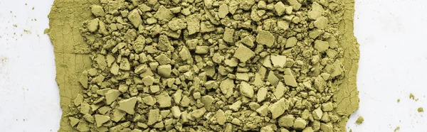 Vista dall'alto del tè verde matcha in polvere sul tavolo bianco — Foto stock