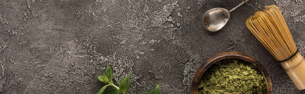Vista dall'alto della polvere di tè verde matcha e frusta sul tavolo di pietra scura — Foto stock