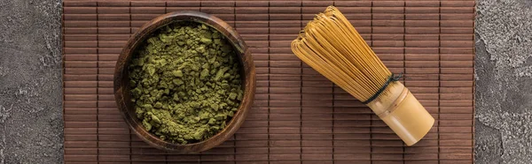 Ansicht von grünem Matcha-Teepulver auf Bambusmatte auf dunklem Steintisch — Stockfoto