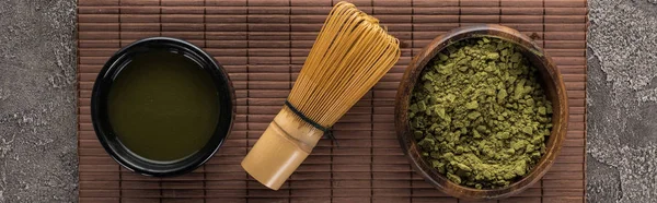 Vista superior del té tradicional matcha verde en estera de bambú - foto de stock