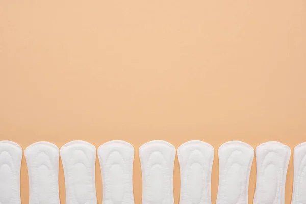 Rangée de serviettes hygiéniques en coton blanc isolé sur beige — Photo de stock