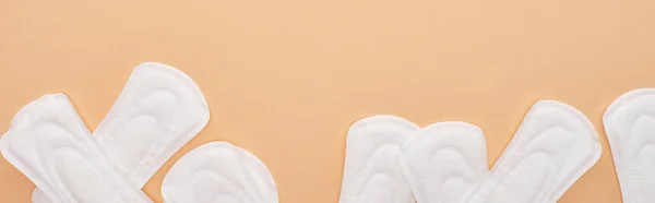 Vue de dessus de serviettes hygiéniques en coton blanc éparpillées isolées sur beige, panoramique — Photo de stock