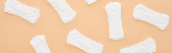 Patrón sin costuras toallas sanitarias de algodón blanco aisladas en beige, tiro panorámico — Stock Photo