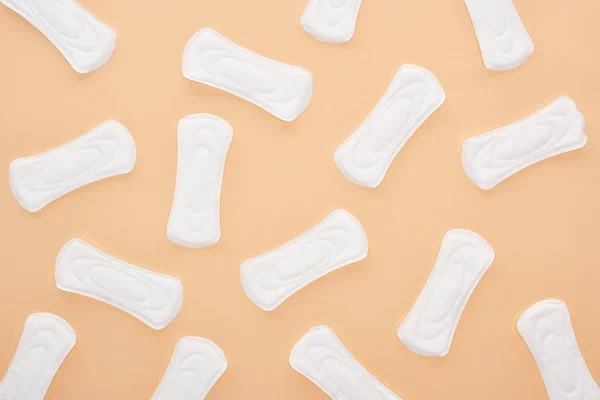 Serviettes hygiéniques en coton blanc sans couture isolées sur beige — Photo de stock