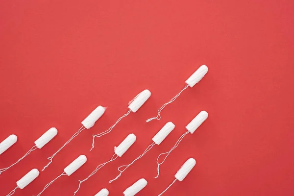 Flache Lage mit weißen Baumwolltampons isoliert auf rot — Stockfoto