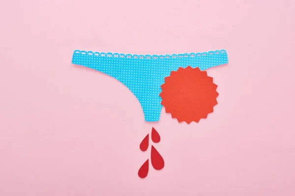 Draufsicht auf papiergeschnittene blaue Höschen mit Bluttropfen, Menstruationskonzept — Stockfoto