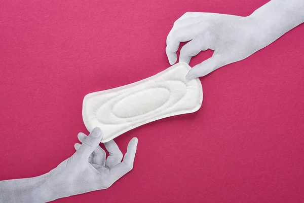 Draufsicht auf Papier geschnittene weiße Hände und weiße Sanitärserviette auf lila Hintergrund — Stockfoto