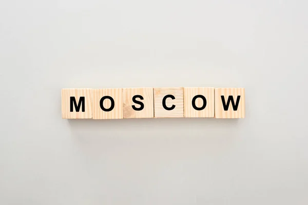 Vista superior de blocos de madeira com letras Moscou no fundo branco — Fotografia de Stock