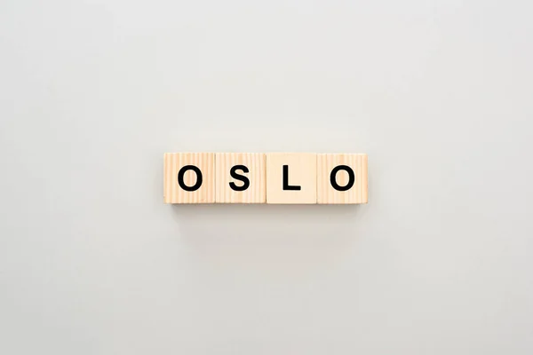 Vista superior de blocos de madeira com letras Oslo sobre fundo branco — Fotografia de Stock