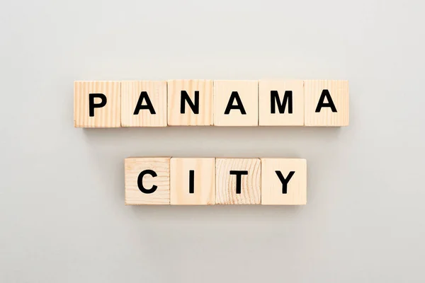 Vista superior de blocos de madeira com letras da Cidade do Panamá sobre fundo branco — Fotografia de Stock