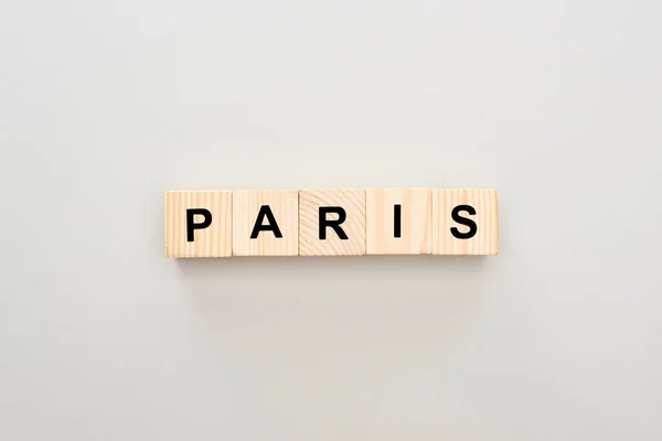 Vista superior de bloques de madera con letras de París sobre fondo blanco - foto de stock