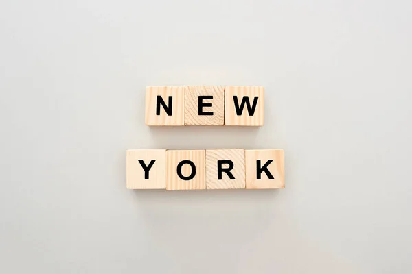 Vista superior de bloques de madera con letras de Nueva York sobre fondo blanco - foto de stock