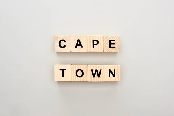 Vista superior de bloques de madera con letras de Ciudad del Cabo sobre fondo blanco — Stock Photo