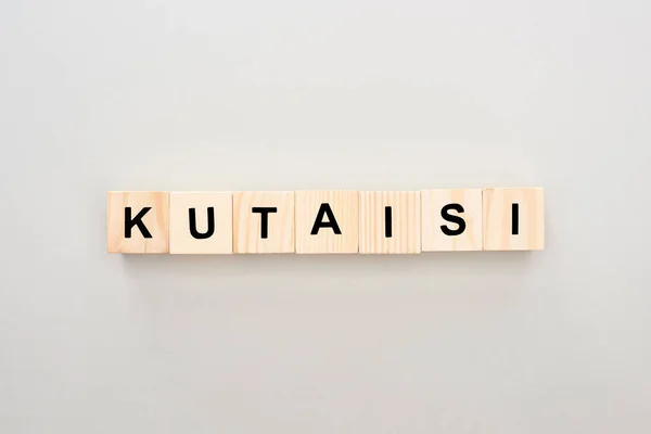 Vista superior de blocos de madeira com letras Kutaisi no fundo branco — Fotografia de Stock